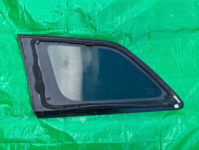 Jeep Grand Cherokee WK2 Szyba Karoseryjna Prawa