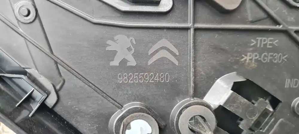 PEUGEOT 2008 II Nakładka Osłona Błotnika Tył Tylna Prawa 9825592480