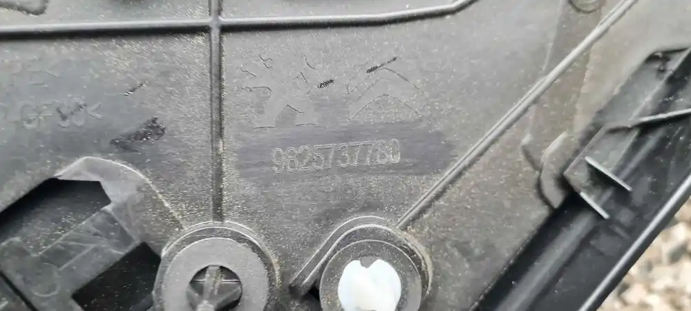 PEUGEOT 2008 II Dekor Osłona Słupka Tył Lewy 9825737780