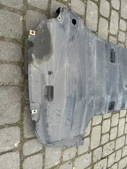 Mercedes C Klasa W205 Osłona Zbiornika Adblue
