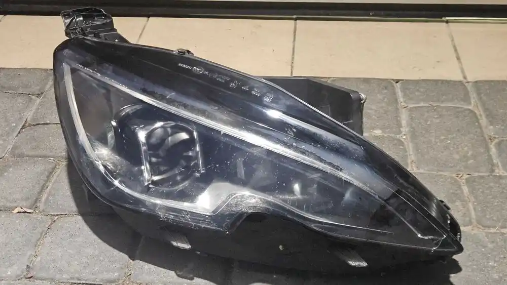 PEUGEOT 308 T9 13-17 Lampa Przód Przednia Prawa FUL LLED