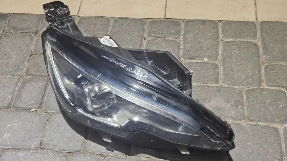 PEUGEOT 308 T9 13-17 Lampa Przód Przednia Prawa FUL LLED