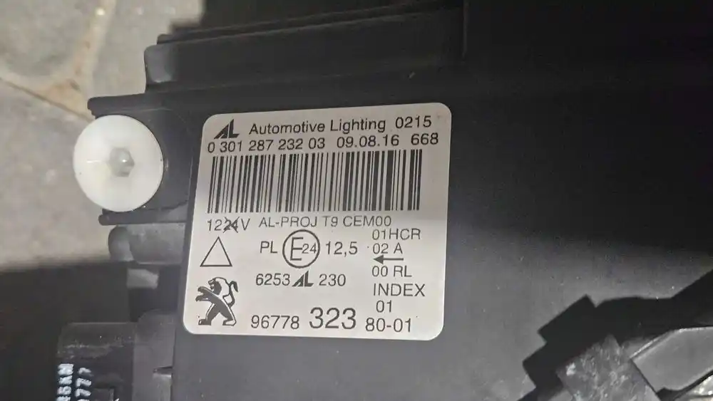 PEUGEOT 308 T9 13-17 Lampa Przód Przednia Prawa FUL LLED
