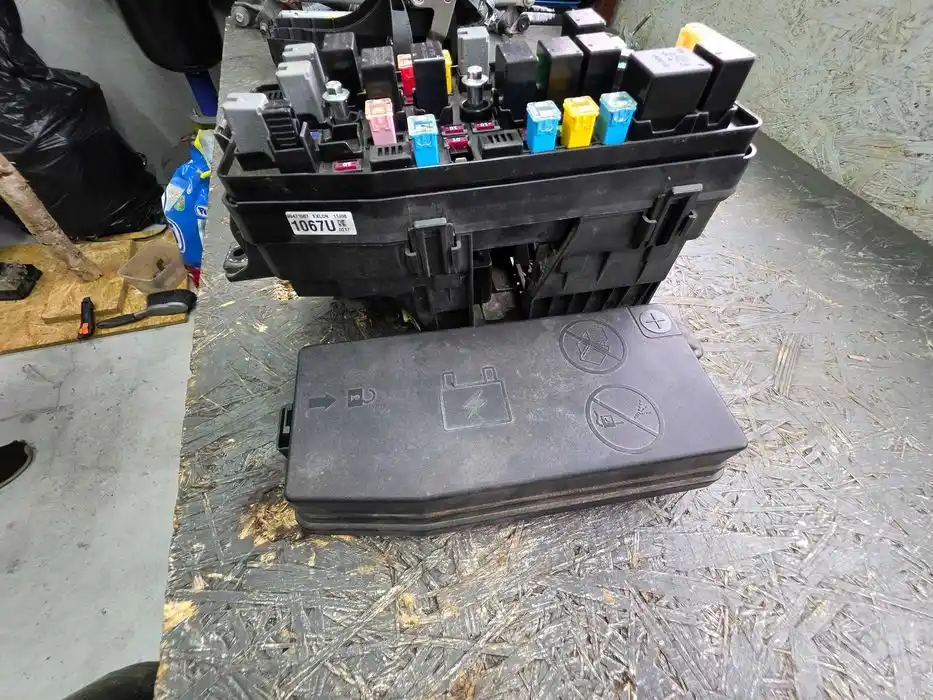 Skrzynka Bezpieczników Opel Antara 2.2 CDTI-95.471.067