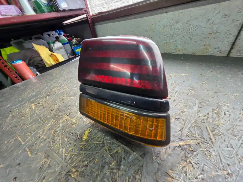 Lampa Prawy Tył Błotnik Pontiac SunBird 165.083.66
