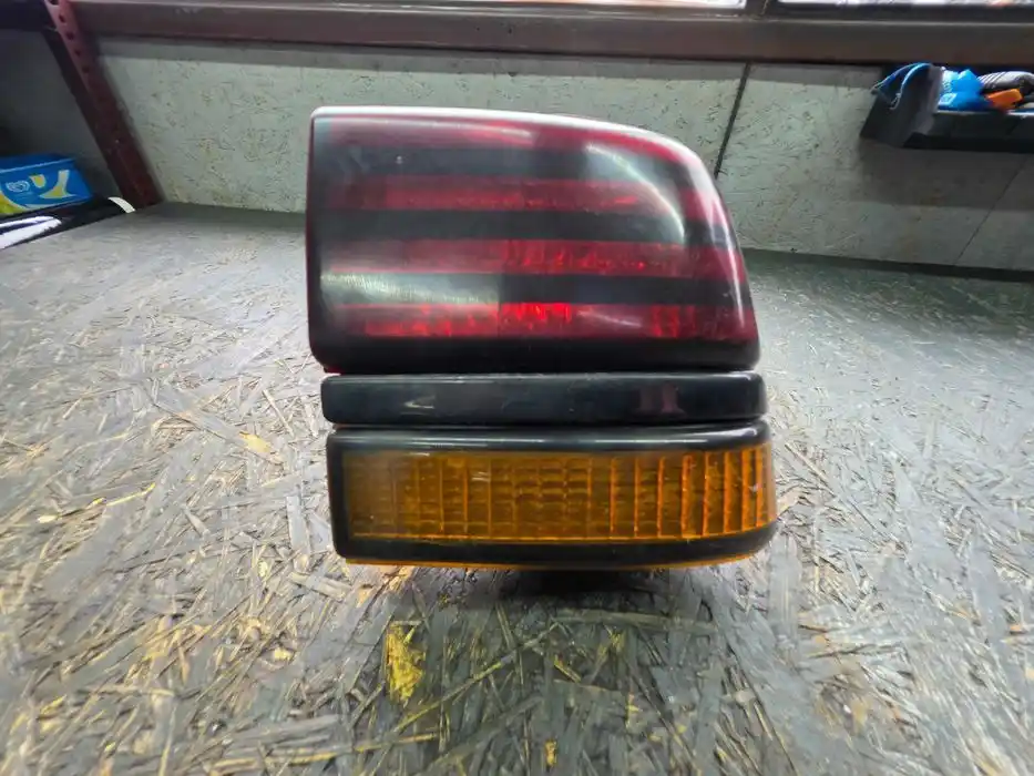 Lampa Prawy Tył Błotnik Pontiac SunBird 165.083.66