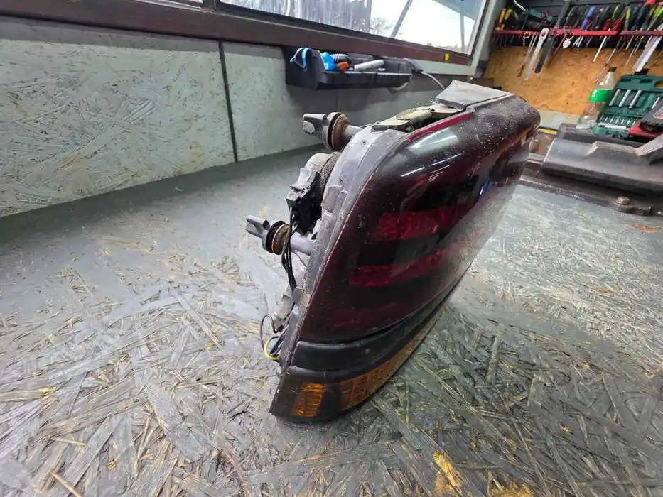 Lampa Lewy Tył Błotnik Pontiac SunBird 165.083.65