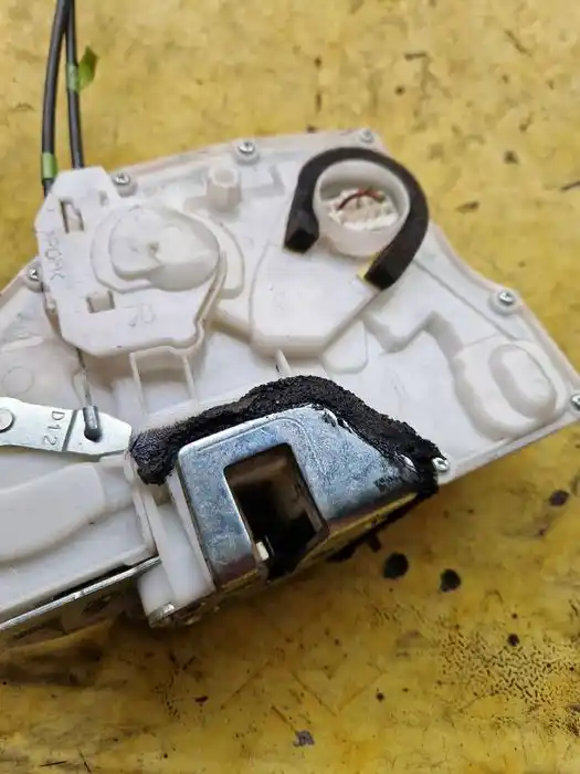 Zamek Drzwi Suzuki Splash Prawy Przód -7PIN
