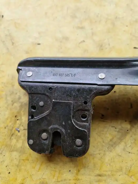 Zamek tylnej klapy Audi TT8N 8N0.827.505.E