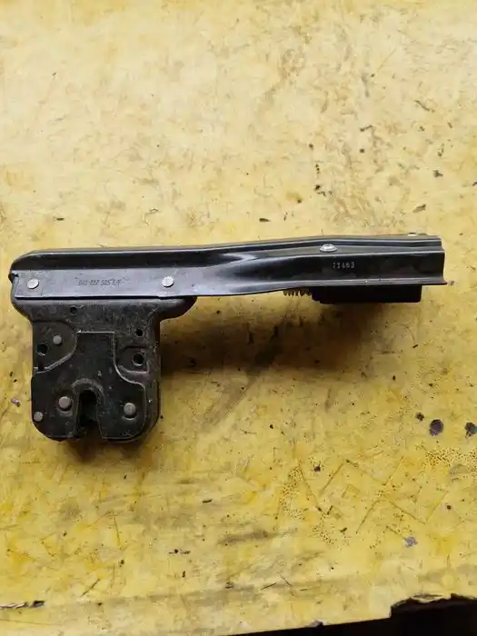 Zamek tylnej klapy Audi TT8N 8N0.827.505.E