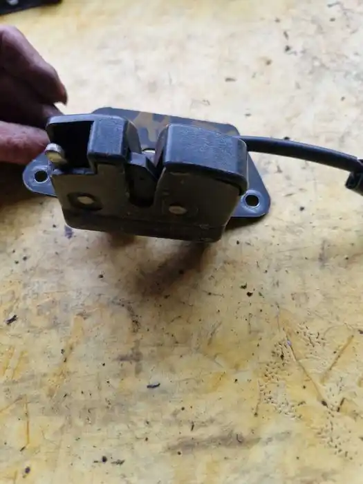 Zamek tylnej klapy Alfa Romeo 147FL
