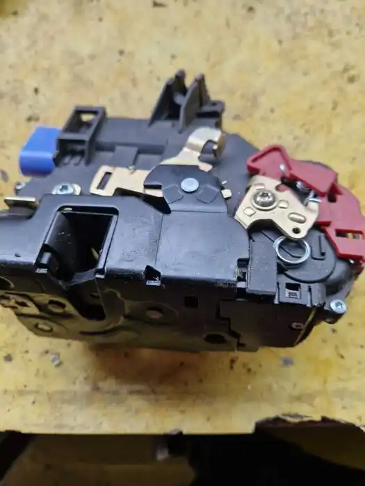 Zamek Drzwi Vw Golf V Prawy Przód -9PIN