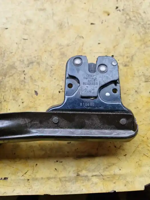 Zamek tylnej klapy Audi TT8N 8N0.827.505.B