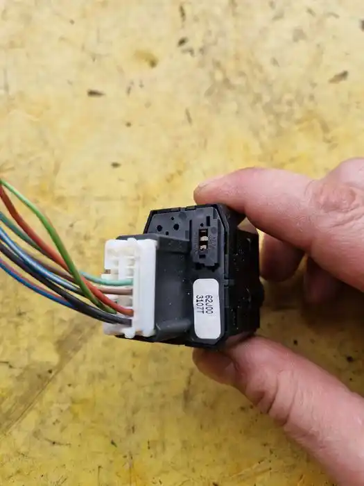 Panel Przełącznik El. Lusterek Suzuki Splash 62J00