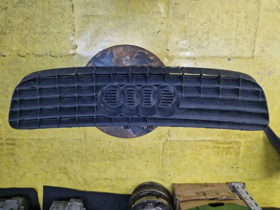 Gril Atrapa Audi TT8N 8N0.853.653