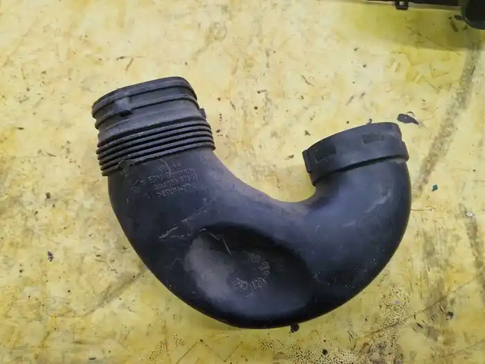 Kierownica Filtra Powietrza Vw Audi Seat Skoda 3C0.129.618.D