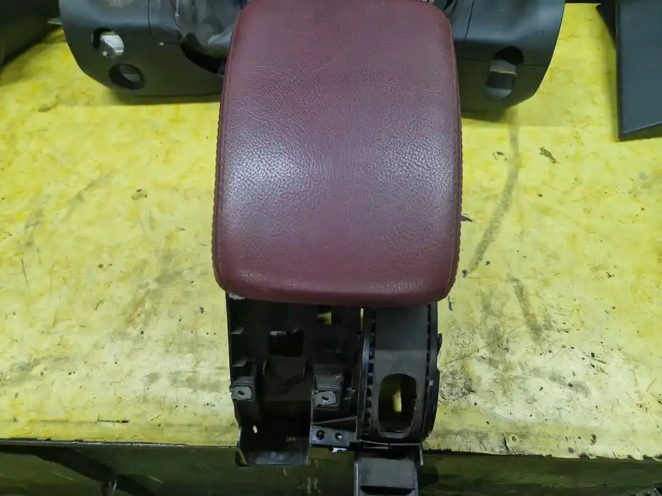 Podłokietnik Vw Eos Bordowy Ładny