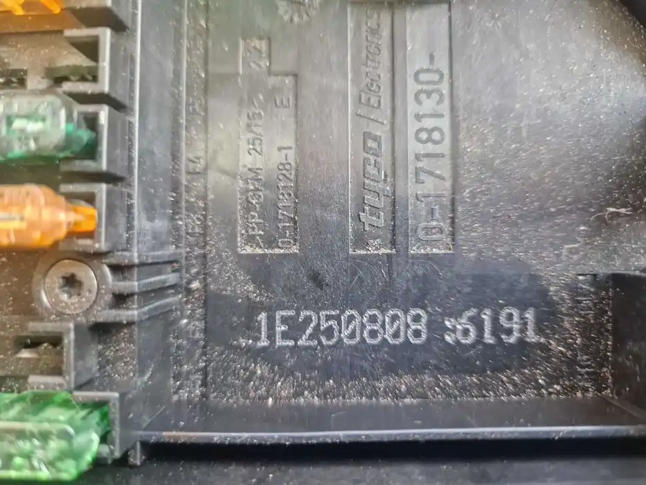 Skrzynka Bezpieczników Vw Touran I FL 1K0.937.800.BF