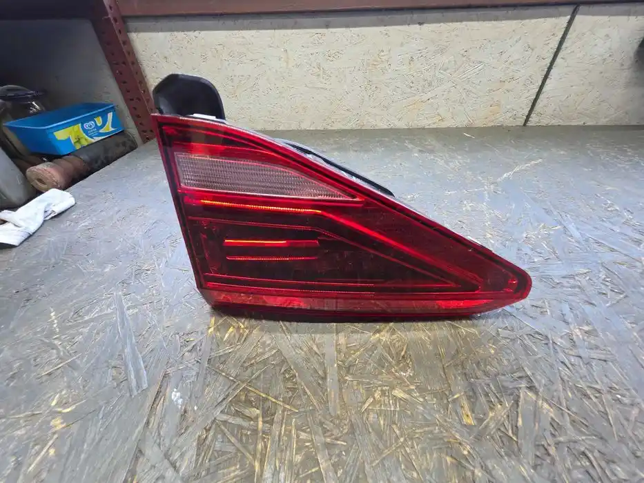Lampa Vw Touran Prawy Tył w  Klape 5TA.945.308.B