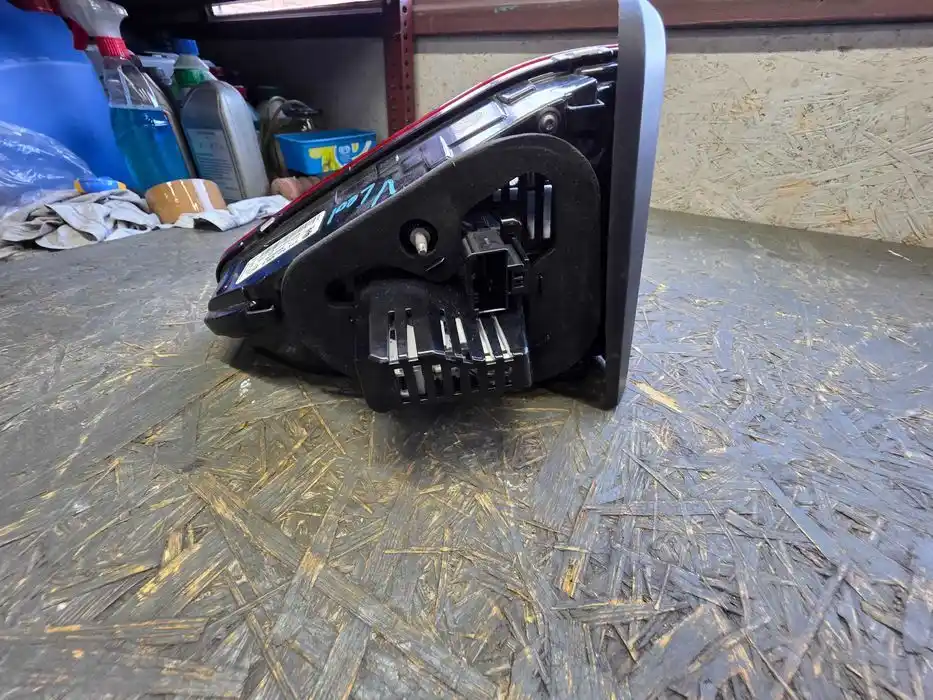 Lampa Vw Touran Prawy Tył w  Klape 5TA.945.308.B