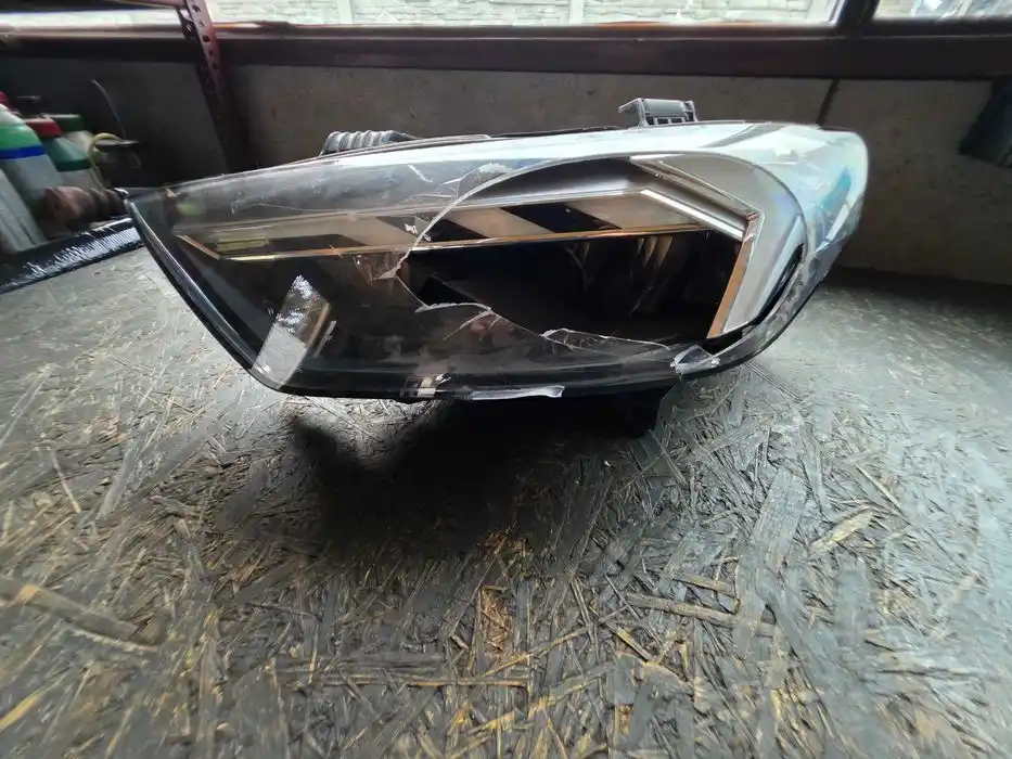 Lampa Reflektor Przód strona lewa Audi A1 82A.941.033D USZKODZONA