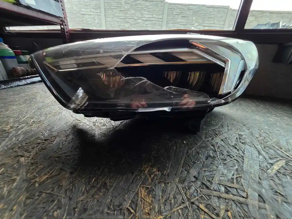 Lampa Reflektor Przód strona lewa Audi A1 82A.941.033D USZKODZONA