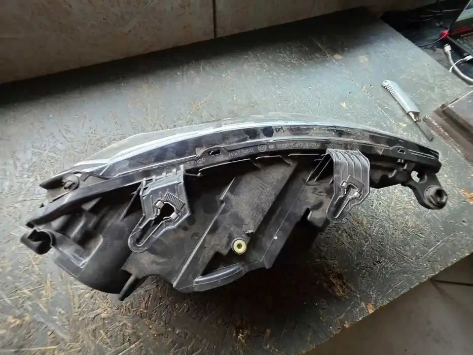 Lampa Reflektor Przód strona lewa Audi A1 82A.941.033D USZKODZONA