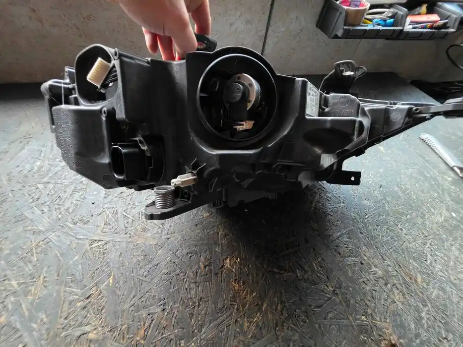 Lampa Reflektor Przód strona lewa Audi A1 82A.941.033D USZKODZONA