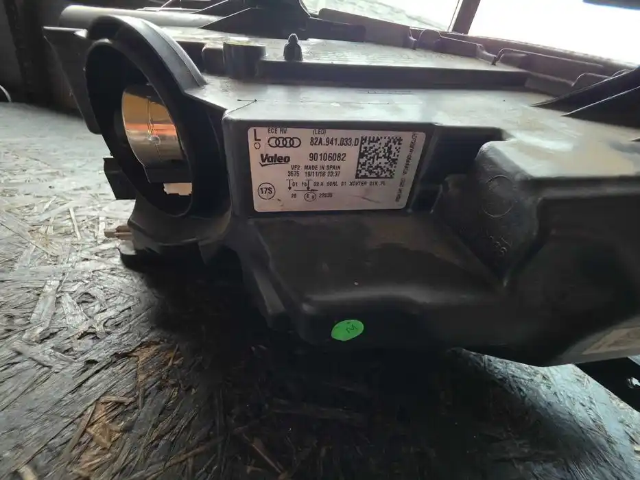 Lampa Reflektor Przód strona lewa Audi A1 82A.941.033D USZKODZONA