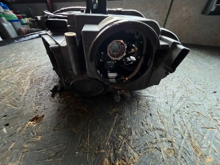 Lampa Prawy Przód bi-xenon EU Audi a4 b8 8K0941004C-Uszkodzona
