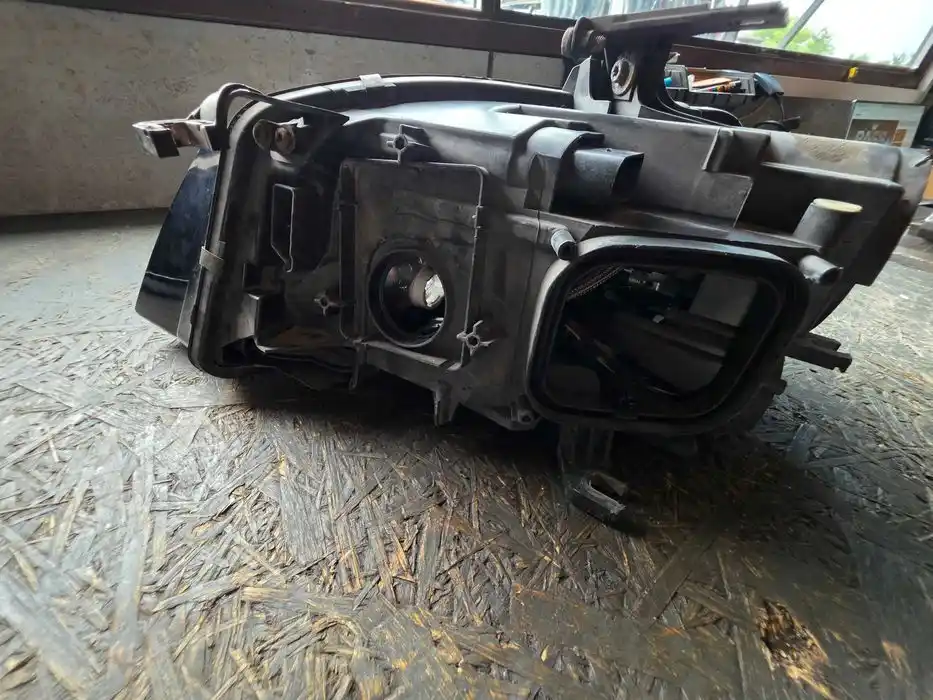 Lampa Prawy Przód bi-xenon EU Audi a4 b8 8K0941004C-Uszkodzona