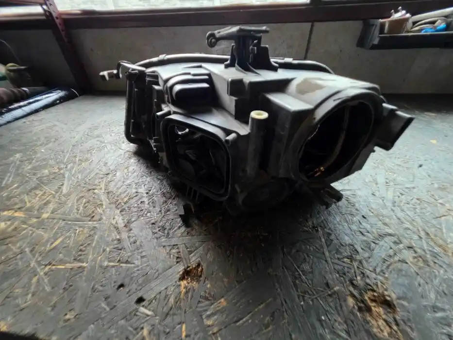 Lampa Prawy Przód bi-xenon EU Audi a4 b8 8K0941004C-Uszkodzona