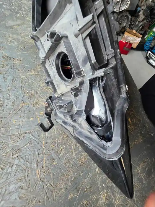 Lampa Prawy Przód bi-xenon EU Audi a4 b8 8K0941004C-Uszkodzona