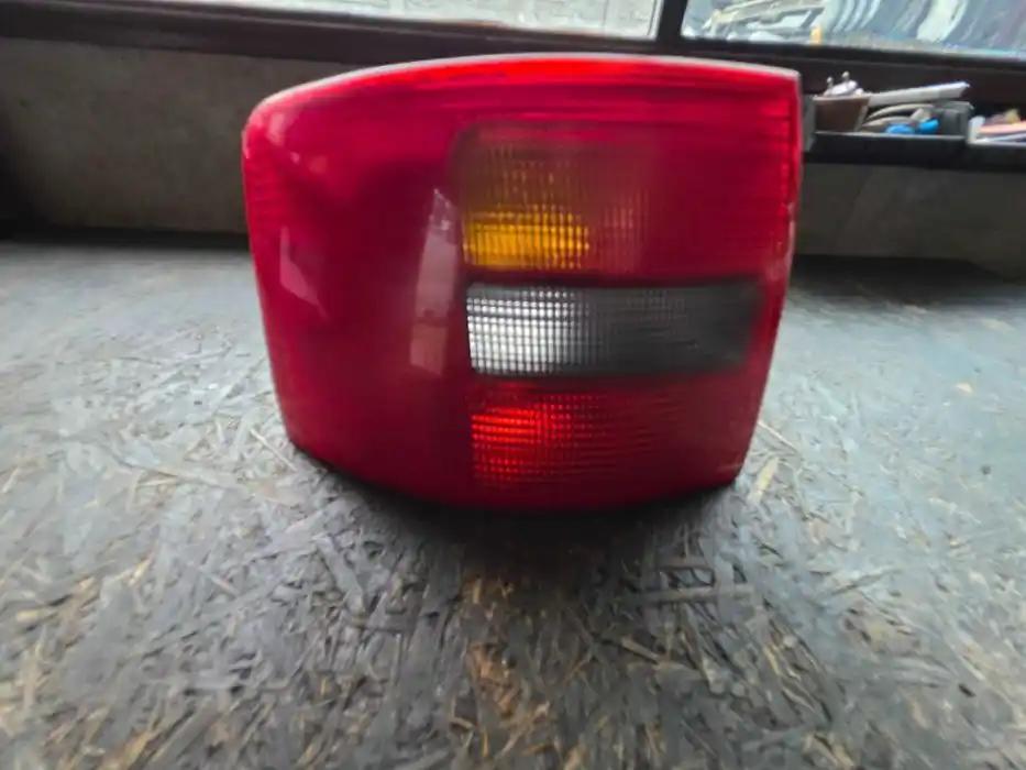 Lampa Lewy Tył Audi A6 C5 KOMBI 4B9.945.095
