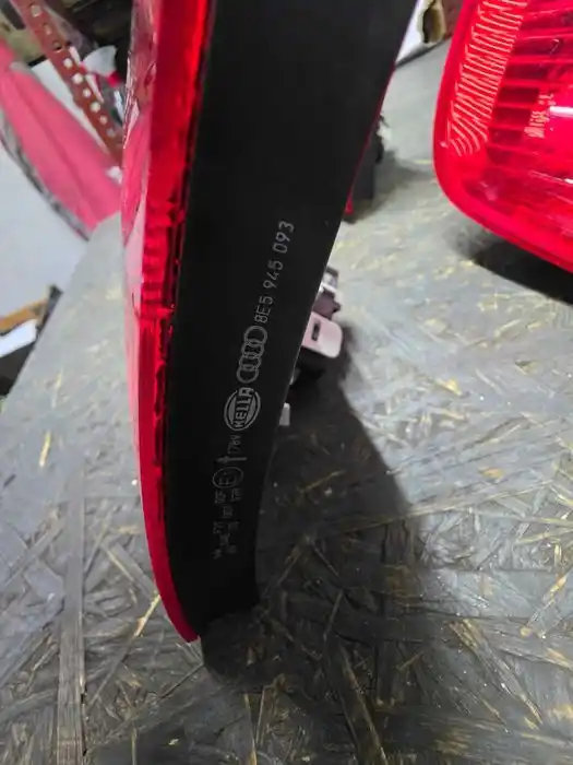 Lampa Audi A4 B7 Sedan Lewy Tył Klapa 8E5.945.093