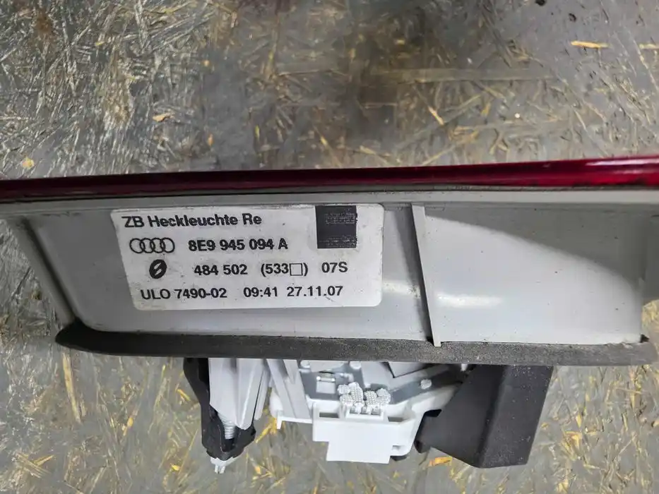 Lampa Audi A4 B7 Kombi Prawy Tył Klapa 8E9.945.094A