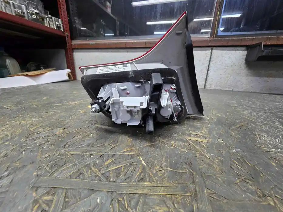 Lampa Audi A4 B7 Kombi Prawy Tył Klapa 8E9.945.094A