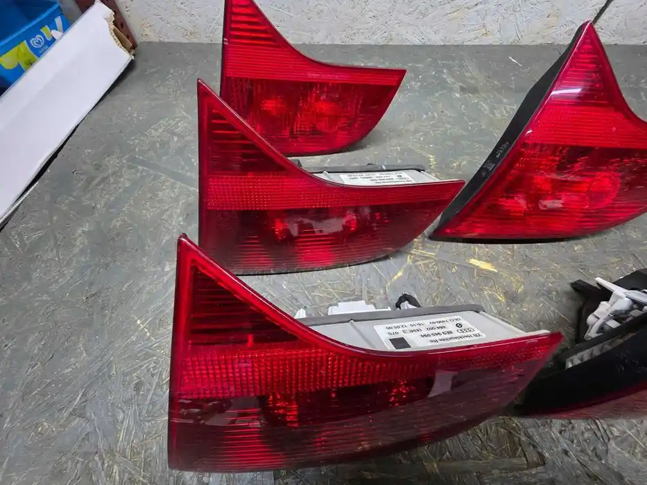 Lampa Audi A4 B7 Kombi Prawy Tył Klapa 8E9.945.094