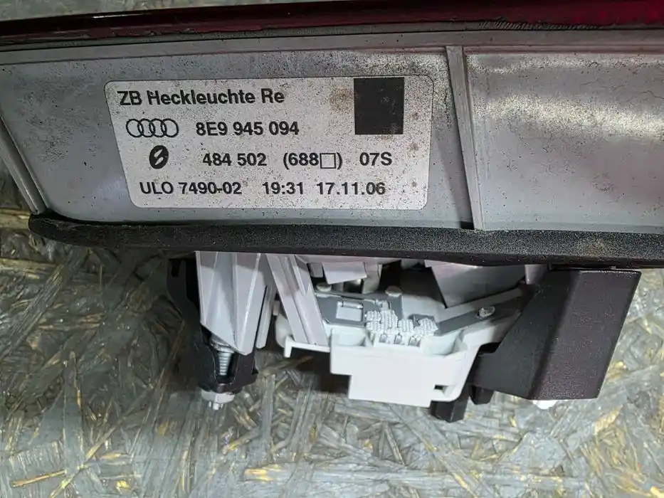 Lampa Audi A4 B7 Kombi Prawy Tył Klapa 8E9.945.094