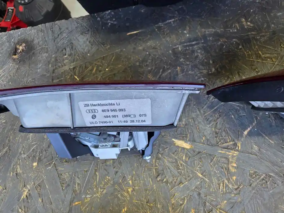 Lampa Audi A4 B7 Kombi Lewy Tył Klapa 8E9.945.093