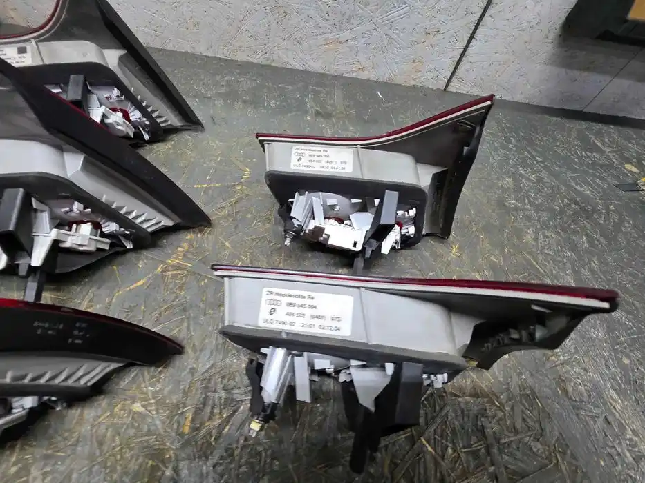 Lampa Audi A4 B7 Kombi Prawy Tył Klapa 8E9.945.094