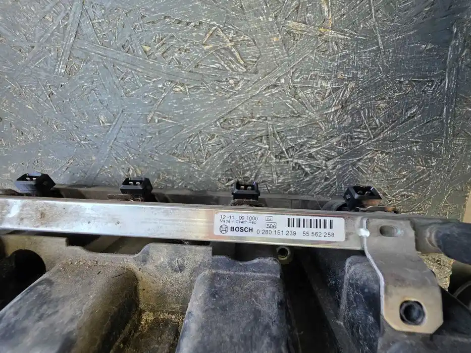 Kolektor Ssacy 555.849.78 z Listwa Wtryskowa 555.622.58 Opel Corsa D
