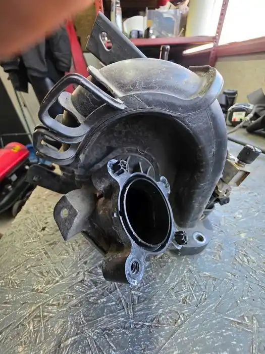 Kolektor Ssacy 555.849.78 z Listwa Wtryskowa 555.622.58 Opel Corsa D