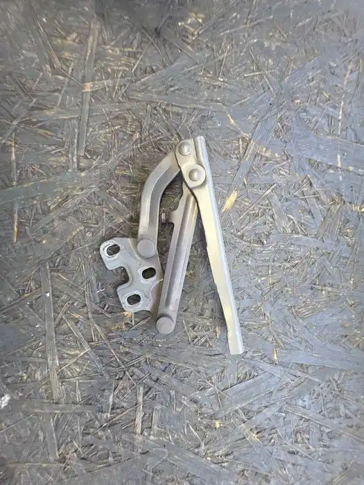 Zawias Maski Prawy Opel Corsa D 133.119.03