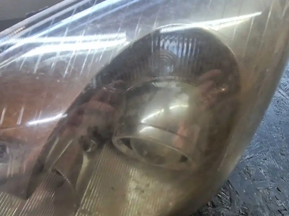 Lampa lewy Przód TOYOTA AVENSIS T25
