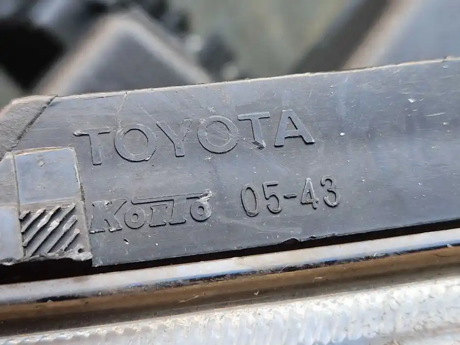 Lampa lewy Przód TOYOTA AVENSIS T25