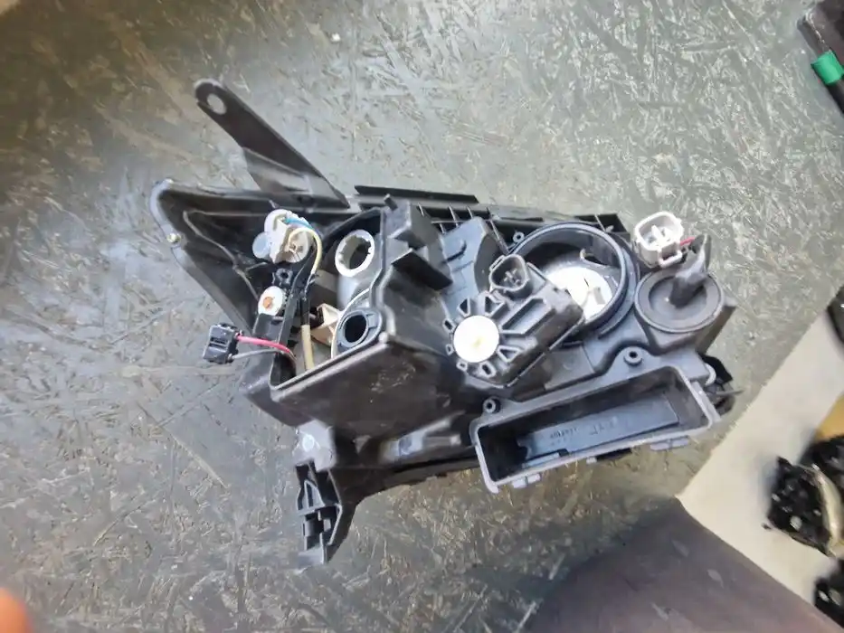 Lampa lewy Przód TOYOTA AVENSIS T25