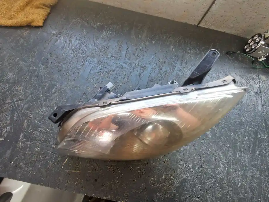Lampa lewy Przód TOYOTA AVENSIS T25