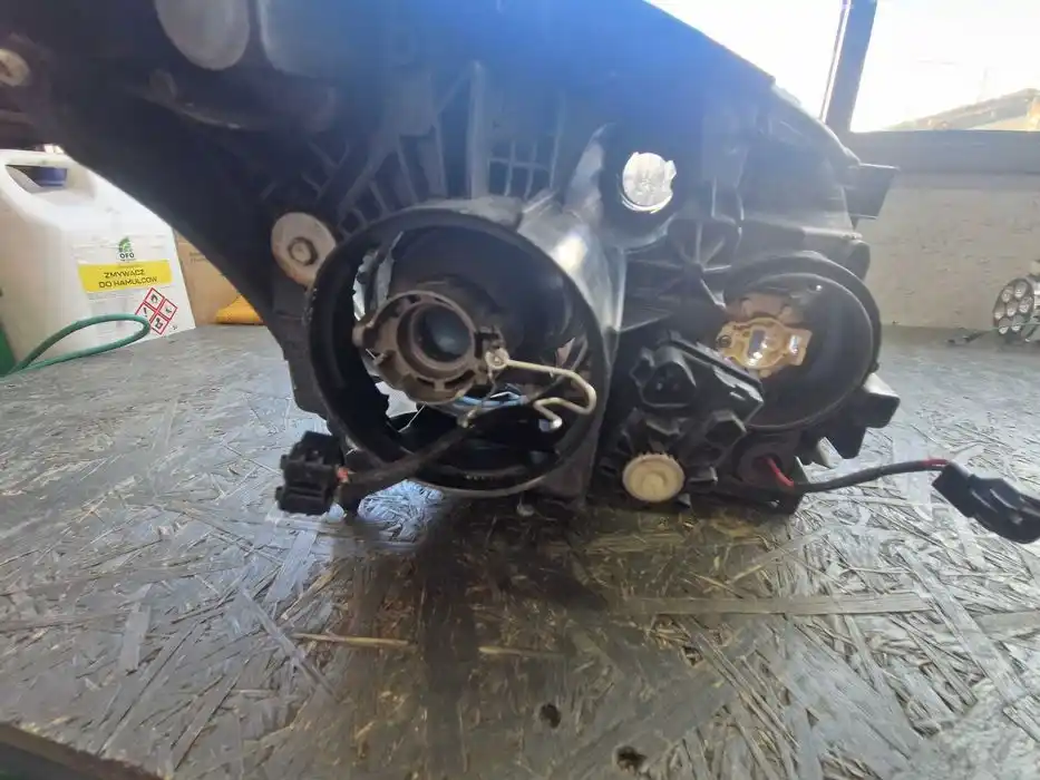 Lampa Lewy Przód Toyota Avensis 2 II T25 LIFT