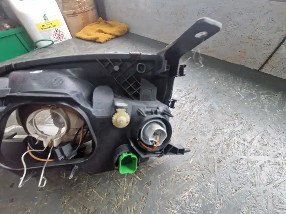 Lampa Prawy Przód FORD FIESTA V MK5 HB 3D LIFT 030.117.33.02